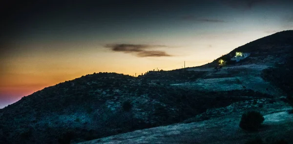 Silhouette der Berge auf der Insel Beton in der Dämmerung, Griechenland — Stockfoto