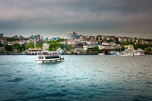 Ferry sur la mer avec paysage urbain en arrière-plan — Photo