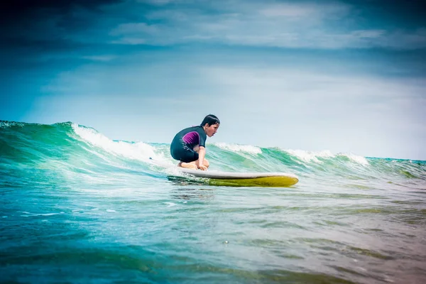 Хлопчик-підліток серфінг на морських хвилях — стокове фото
