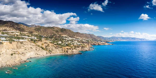 Paisaje marino y montaña contra cielo — Foto de Stock