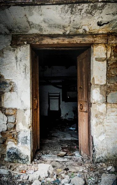 Вход в заброшенный дом — стоковое фото