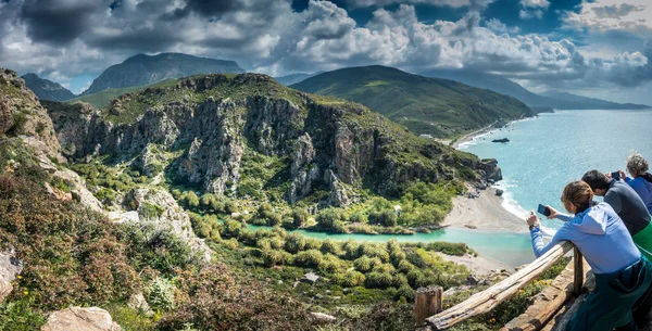 Girit'te dağ uçurumu, manzara ve deniz güzelliği, Yunanistan — Stok fotoğraf