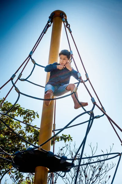 Chico en el parque de aventuras —  Fotos de Stock