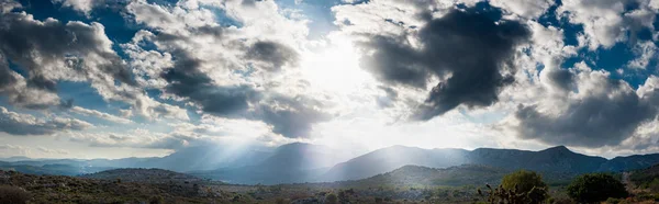 Silhouette de paysage de montagne contre ciel nuageux — Photo