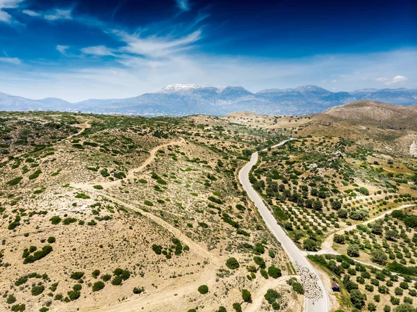 Vista aérea del paisaje montañoso y plantación en Creta, Grecia — Foto de Stock
