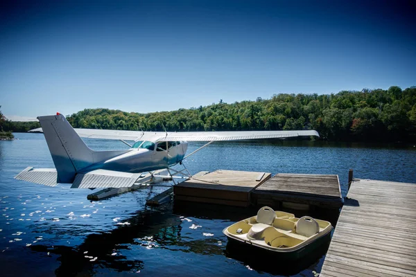 부두에 정박한 수상 비행기 — 스톡 사진