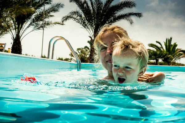 Mor med son i poolen — Stockfoto