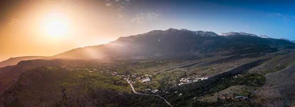 Vista panorâmica da aldeia da ilha de Creta durante o nascer do sol — Fotografia de Stock