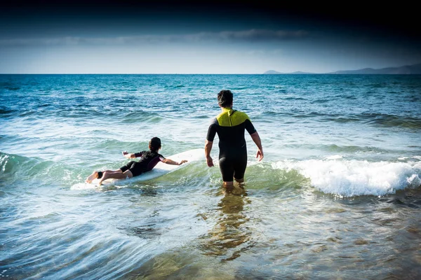 Chłopiec uczy się surfować po śródziemnomorskiej wyspie, Grecja — Zdjęcie stockowe