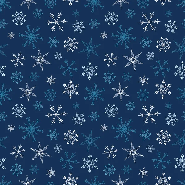 Divertidos copos de nieve dibujados a mano patrón sin costuras hermoso fondo de Navidad de temporada, ideal para pancartas, fondos de pantalla, invitaciones, tarjetas, papel de embalaje - diseño de la superficie del vector — Vector de stock