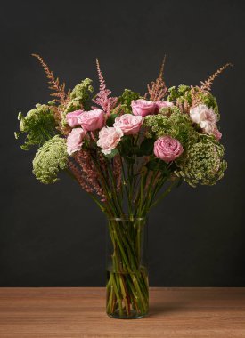 Güzel bir buket çiçek şakayık gül, ammi, astilbe, karanfil koyu arkaplanda.