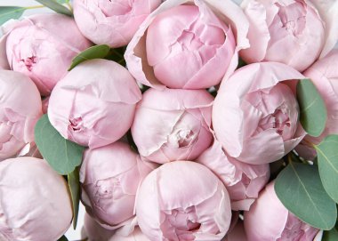 Pembe güllü güzel bir çiçek buketi.