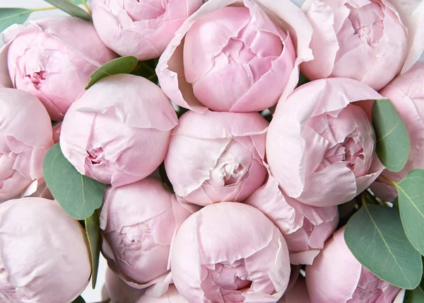 Pembe güllü güzel bir çiçek buketi.