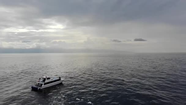 海の中のヨット 空からのビデオ撮影 海でのヨット 曇り空 水は暗い — ストック動画