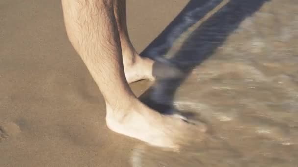 Pieds de l'homme entrant dans la mer — Video