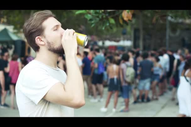 Young man drinking beer from can in park — Stock Video