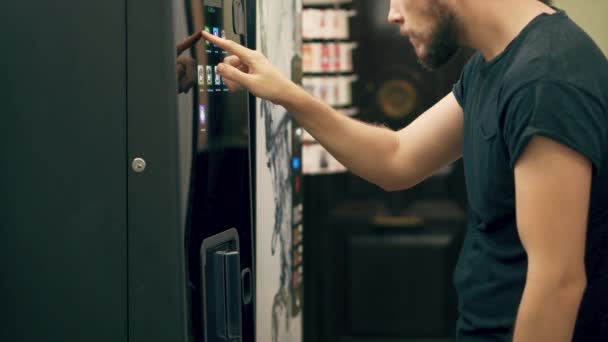 Jovem homem compra café máquina de venda automática — Vídeo de Stock