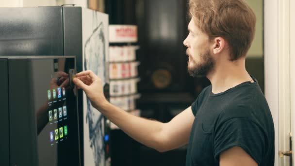 Jovem homem compra café máquina de venda automática — Vídeo de Stock