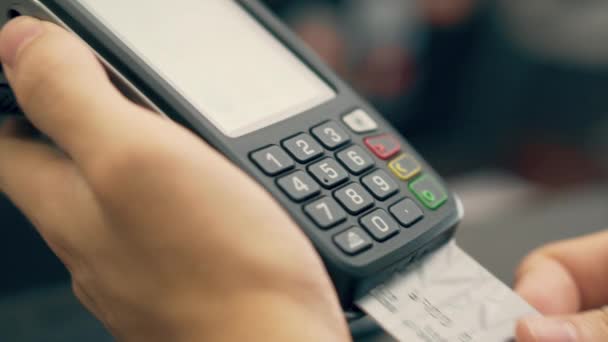 Använda betalterminalen för kreditkort — Stockvideo