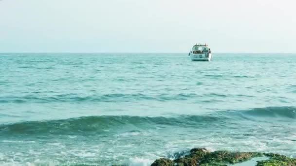 Середземне море і яхта з людьми — стокове відео
