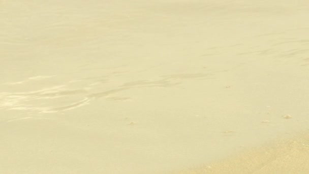 ビーチで砂の上にハートを描く — ストック動画