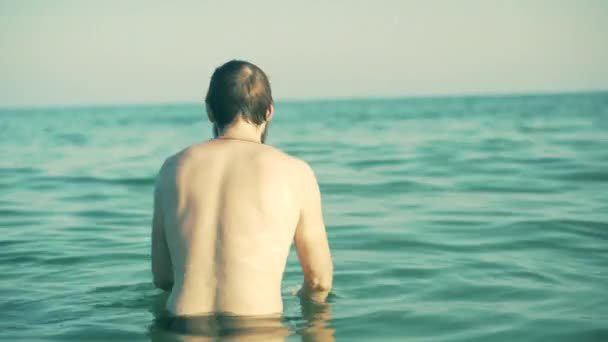 Jeune homme plonge dans la mer — Video