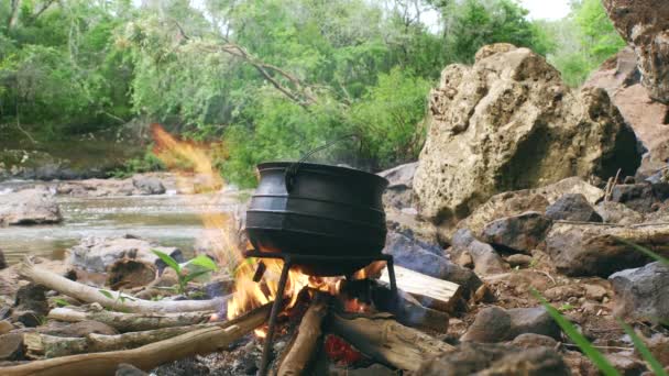 Olla en llamas junto al río — Vídeos de Stock