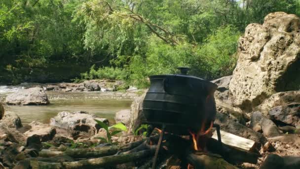 Pot on Fire vid floden — Stockvideo