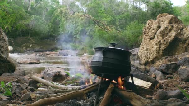 Olla en llamas junto al río — Vídeos de Stock