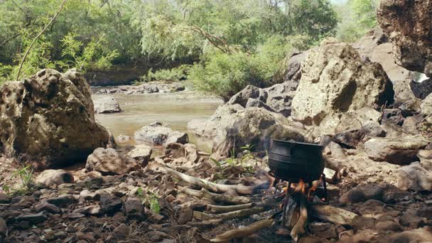 Olla en llamas junto al río — Vídeos de Stock