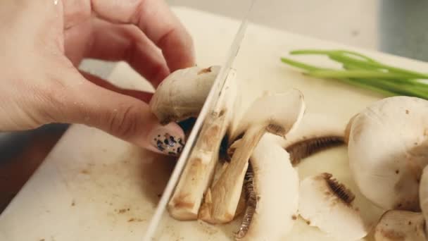 Knife 와 함께 Champignon Mushroom 을스 플링 — 비디오