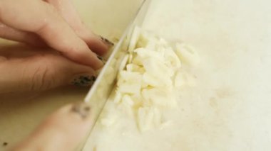 Bıçakla Sarımsak Kesen Kadın