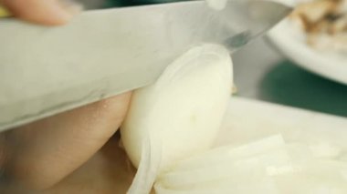 Dişi Soğanı Bıçakla Dilimleme