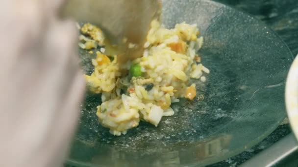 Dampfende Paella auf einem Teller servieren — Stockvideo