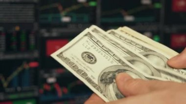 Borsa Takas Çizelgesini İzleyen Tüccarlar Banknotları Sayıyor