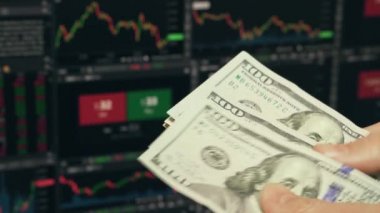 Borsa Takas Çizelgesini İzleyen Tüccarlar Banknotları Sayıyor