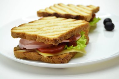 Tabakta beyaz arka plan üzerine sandviç