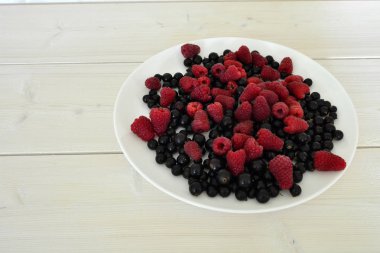 Dondurulmuş çilek Beyaz ahşap bir masa üzerinde