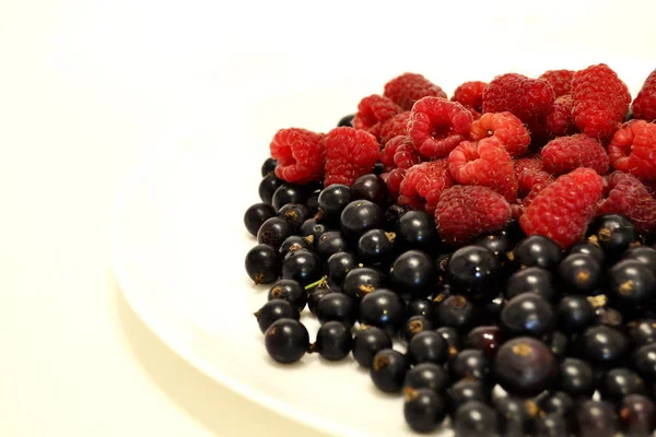 Bevroren bessen op een witte houten tafel — Stockfoto