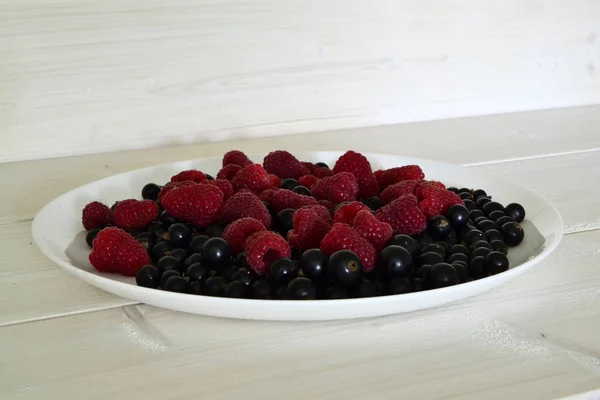 Bevroren bessen op een witte houten tafel — Stockfoto