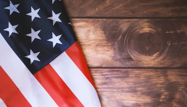 Ahşap arka planda Amerika Birleşik Devletleri bayrağı. 4 ju