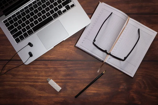 Laptop Plano Notebook Pen Flash Drive Gafas Los Auriculares Textura — Foto de Stock