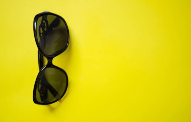 Düz yatıyordu. Dizüstü bilgisayar, kalem ve siyah dizüstü doku ile açık ahşap arka plan üzerinde yalan