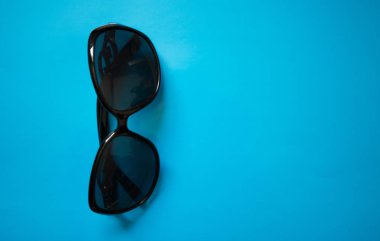 Düz yatıyordu. Dizüstü bilgisayar, kalem ve siyah dizüstü doku ile açık ahşap arka plan üzerinde yalan