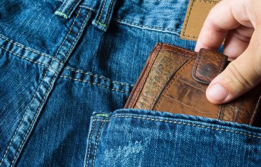 Düz yatıyordu. Dizüstü bilgisayar, kalem ve siyah dizüstü doku ile açık ahşap arka plan üzerinde yalan