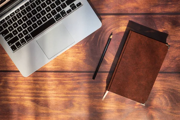 Acostado Portátil Bolígrafo Cuaderno Negro Acostado Sobre Fondo Madera Clara — Foto de Stock