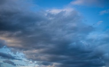 Büyük bulut arka plana sahip gökyüzü