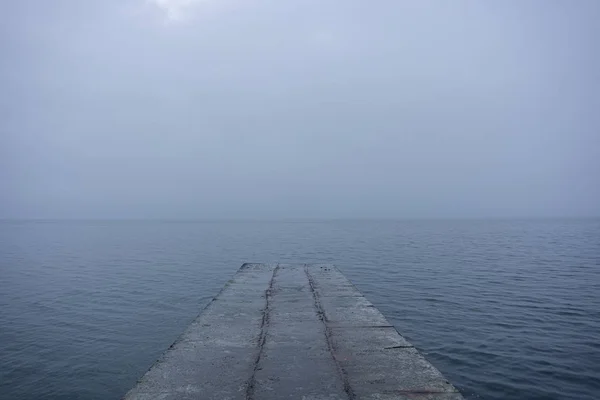 Karanlık karamsar se eski boş çimento iskeleleri
