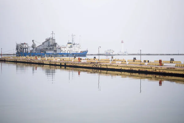  Odessa:Ukrayna - 12 Nisan 2019: Karadeniz'de körfez ve gemi