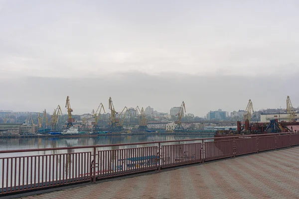 Odessa:Ukrayna - 12 Nisan 2019: Deniz Sanayi Ticaret Limanı Sanayi Bölgesi, konteyner vinçleri görünümü